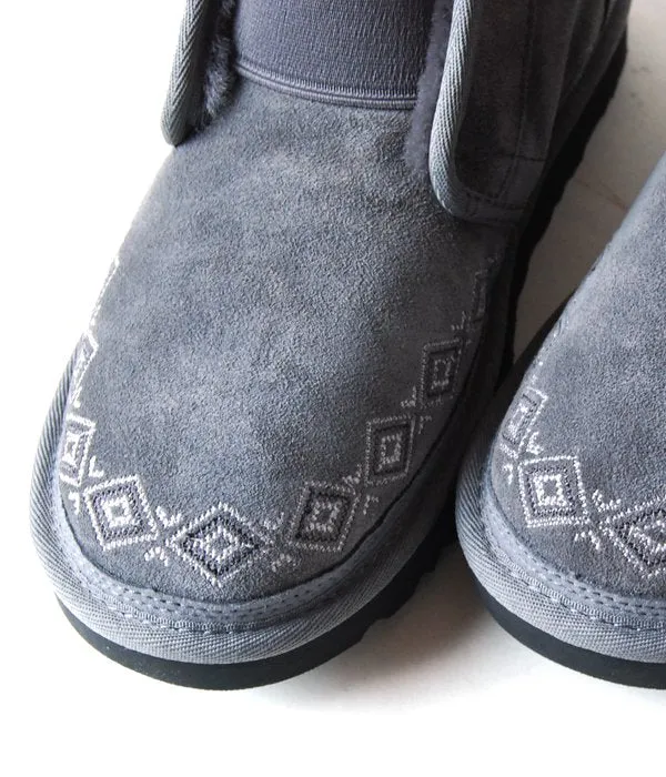 White Mountaineering/WM × UGG EMBROIDERED FRONT GORE BOOTS MENS (GRAY)