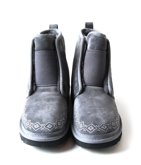 White Mountaineering/WM × UGG EMBROIDERED FRONT GORE BOOTS MENS (GRAY)