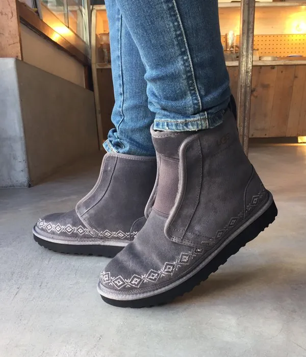 White Mountaineering/WM × UGG EMBROIDERED FRONT GORE BOOTS MENS (GRAY)